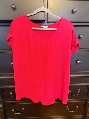 Pleione Scoop Neck Short Sleeve Tee in Bright Pink